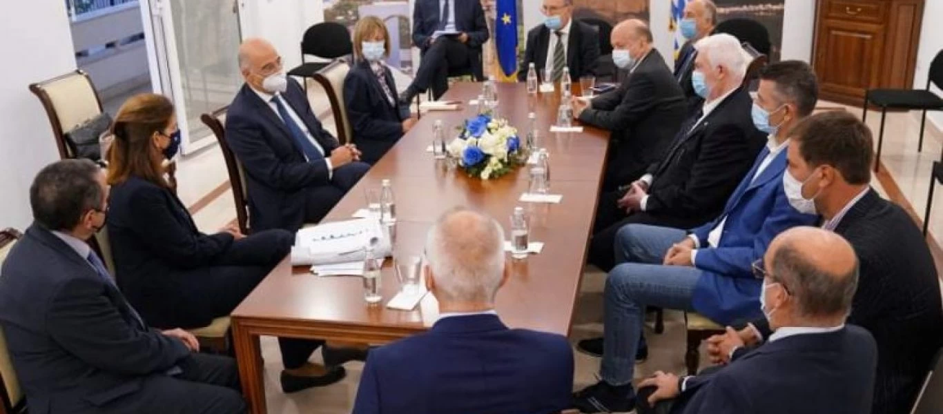 Ο Ν.Δένδιας συναντήθηκε στα Τίρανα με εκπροσώπους της ελληνικής μειονότητας - Δεν «τόλμησε» να επισκεφτεί τη Β.Ήπειρο